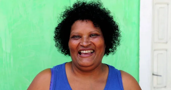 Brazylijska Szczęśliwa Osoba Latynoska Czarna Kobieta Uśmiechająca Się Prawdziwi Ludzie — Zdjęcie stockowe