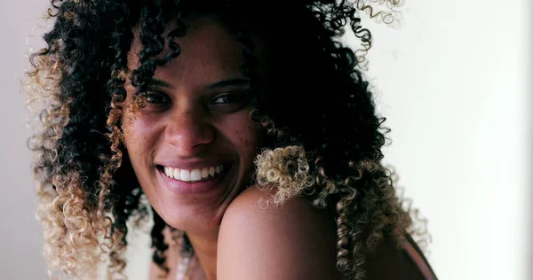 幸せなブラジルの若い女性笑いと笑顔 ヒスパニック系黒人女性のクローズアップ顔 — ストック写真