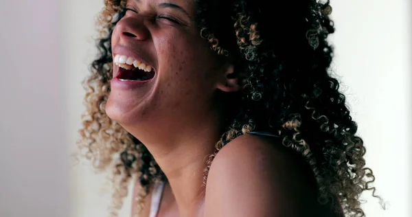 Jovem Brasileira Feliz Rindo Sorrindo Hispânico Preto Mulher Close Rosto — Fotografia de Stock