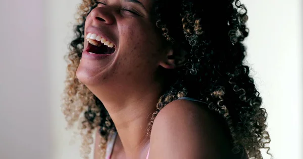 Χαρούμενη Βραζιλιάνα Γελαστή Και Χαμογελαστή Ισπανίδα Μαύρη Γυναίκα Κοντινό Πλάνο — Φωτογραφία Αρχείου