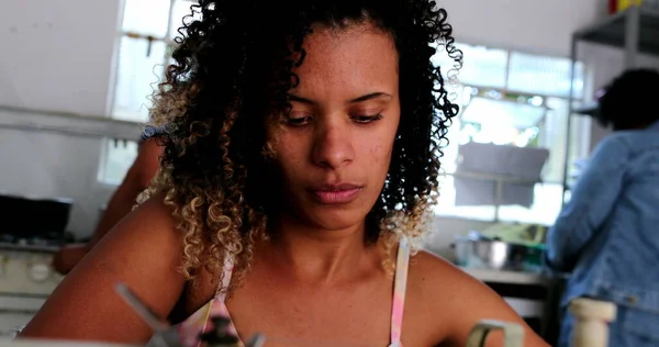 在家里工作的巴西女企业家 在缝纫机上工作的西班牙裔拉丁裔自营职业者 — 图库照片
