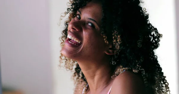 Szczęśliwa Brazylijska Młoda Kobieta Śmiejąca Się Uśmiechająca Latynoski Czarny Kobieta — Zdjęcie stockowe