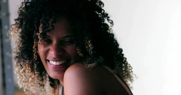 Jovem Brasileira Feliz Rindo Sorrindo Hispânico Preto Mulher Close Rosto — Fotografia de Stock