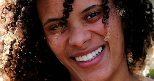 Glückliche Brasilianische Hispanische Frau Lateinamerikanische Person — Stockfoto