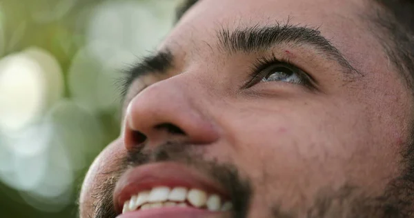 Homem Hispânico Grato Olhar Para Céu Pessoa Espiritual Sorrindo — Fotografia de Stock