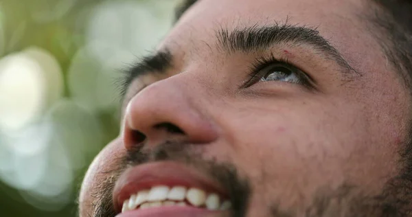 Grato Uomo Ispanico Che Guarda Cielo Persona Spirituale Sorridente — Foto Stock