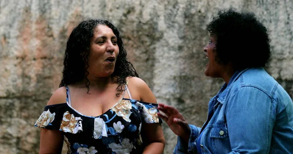 Emozionate Donne Latine Felici Ispanici Sudamericani Che Parlano Conversazione — Foto Stock