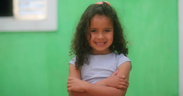 Jolie Petite Brésilienne Timide Hispanique Sud Américain Enfant Donnant Pouce — Photo