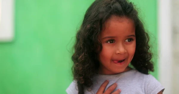 Słodkie Brazylijskie Dziecko Nieśmiały Dzieciak — Zdjęcie stockowe