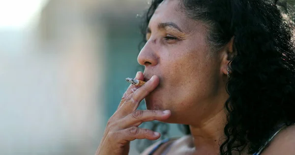 Nenucené Latinské Hispánské Kuřák Foukání Kouř — Stock fotografie