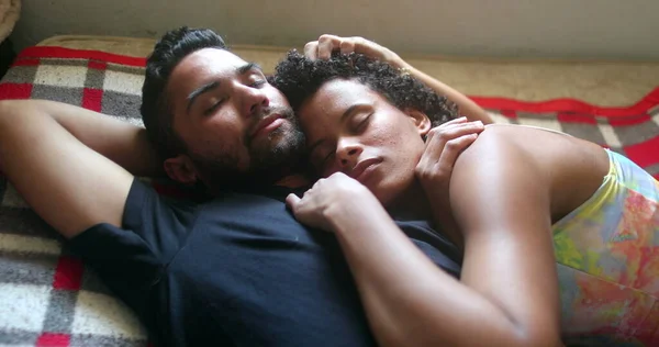 Casal Brasileiro Deitado Cama Juntos Abraçando Hispânicos Latino Americanos Sul — Fotografia de Stock