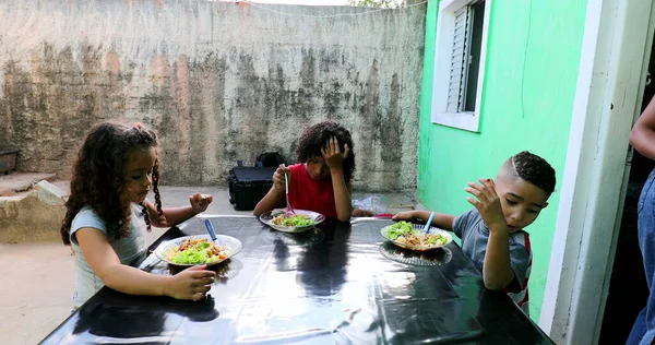 Brasilianska Barn Äter Lunch Hispanic Sydamerikanska Barn Äter Mat — Stockfoto