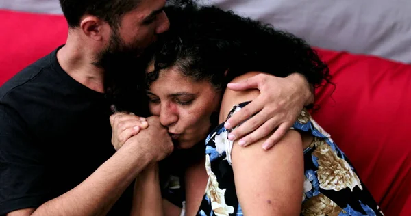 Madura Madre Hijo Abrazan Afecto Amoroso Etnia Hispana Brasileña —  Fotos de Stock