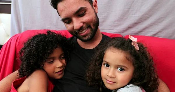 Latin Halk Sevgi Şefkat Babaya Sarılan Kızlar Spanyol Kökenli Brezilyalı — Stok fotoğraf