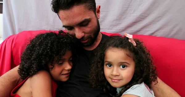 Latin Halk Sevgi Şefkat Babaya Sarılan Kızlar Spanyol Kökenli Brezilyalı — Stok fotoğraf