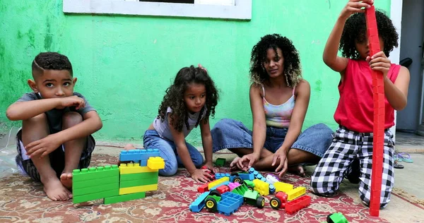 Latijnse Braziliaanse Kinderen Spelen Buiten Naast Moeder — Stockfoto