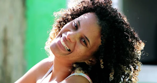 Den Latinamerikanska Kvinnan Ler Och Skrattar Den Brasilianska Sydamerikanska Flickan — Stockfoto