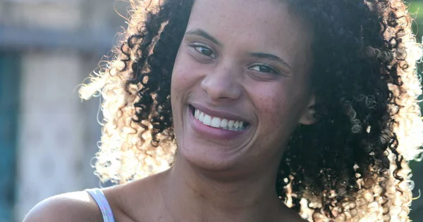 Cara Mujer Hispana Sonriendo Feliz Retrato Chica Brasileña —  Fotos de Stock