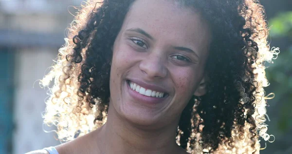 Cara Mujer Hispana Sonriendo Feliz Retrato Chica Brasileña —  Fotos de Stock