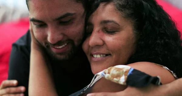 Hispanik Olgun Anne Oğul Kucaklaşır Aşık Olurlar — Stok fotoğraf