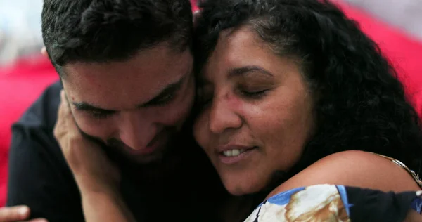 西班牙裔成熟的母亲和儿子拥抱和爱 — 图库照片