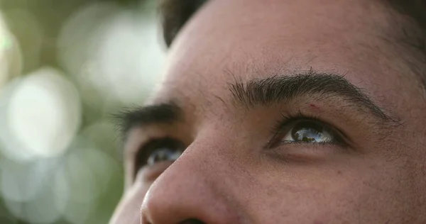 Hispanik Bir Adam Gökyüzüne Bakıyor Düşüncelere Dalmış Latinlerin Mutlulukta Gözleri — Stok fotoğraf