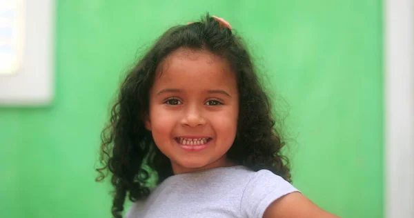 Petite Fille Hispanique Saluant Caméra Vague Gamin Sud Américain Salut — Photo