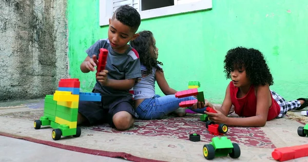 Crianças Latinas Hispânicas Brincando Com Brinquedos Fora — Fotografia de Stock