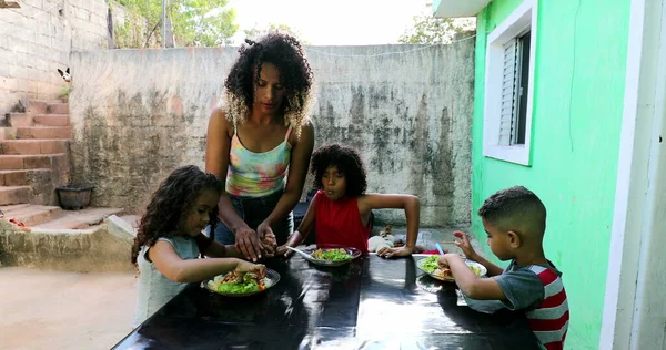 Spanjorer Äter Lunch Brasilianska Sydamerikanska Barn Äter Mat — Stockfoto