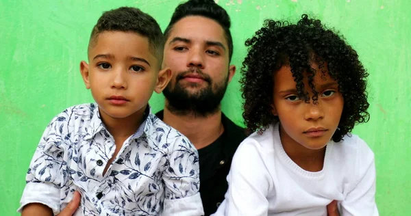 带着孩子的西班牙裔父亲巴西人 严肃的表达 南美洲拉丁裔 — 图库照片