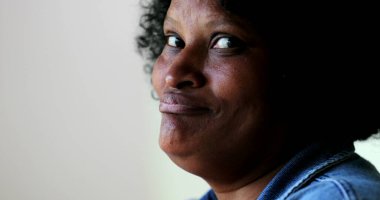 İspanyol kadın gülüyor, gerçek hayatta duygusal tepki veriyor. Gerçek insanlar.