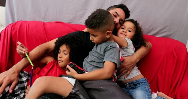 Spaanse Vader Met Kinderen Thuis Bank Het Echte Leven Zuid — Stockfoto
