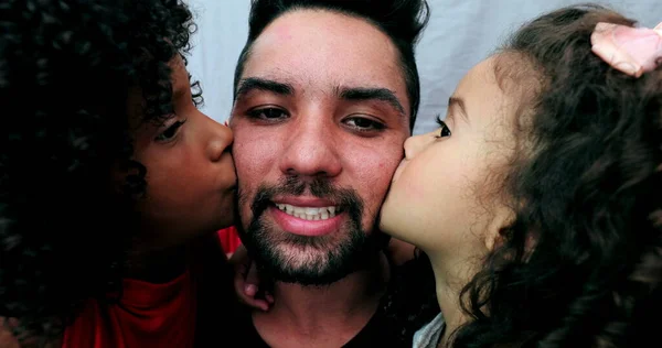西班牙裔父亲被两个女儿亲吻 拉丁裔美国人的感情 — 图库照片