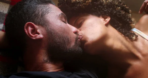 Couple Hispanique Lit Ensemble Les Gens Latino Américains Embrassent — Photo