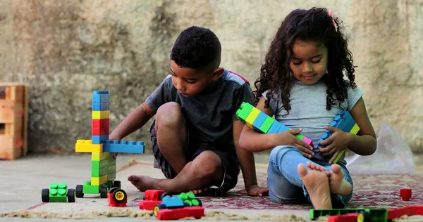 Spaanse Kinderen Die Met Speelgoed Spelen — Stockfoto