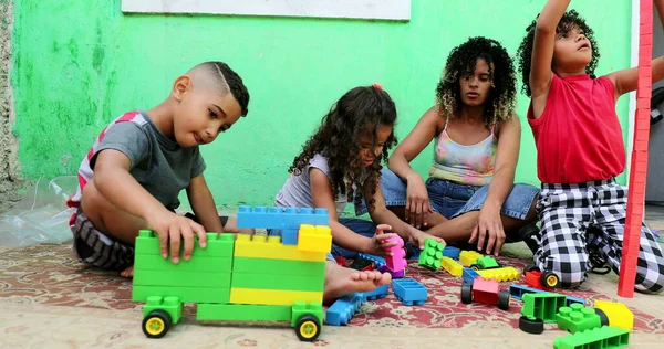 Crianças Hispânicas Brincando Com Brinquedos — Fotografia de Stock