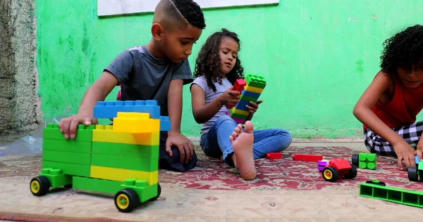 Spaanse Kinderen Uit Zuid Amerika Spelen Met Speelgoed Achtertuin — Stockfoto