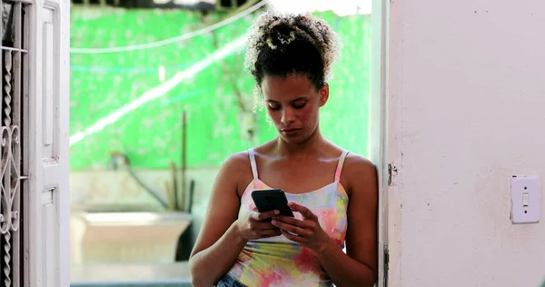 Die Hispanische Schwarze Frau Schaut Hause Auf Ihr Handy Lateinamerikaner — Stockfoto