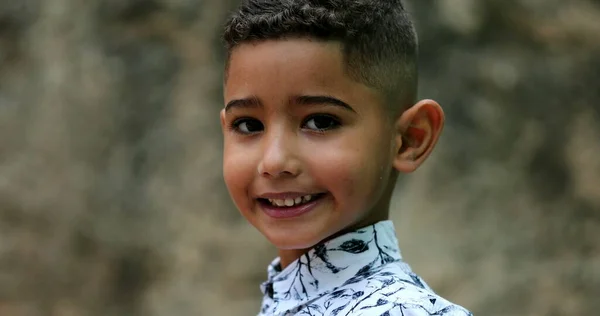南米の小さな男の子の肖像画笑顔 ラテン系のヒスパニック系の子供 — ストック写真