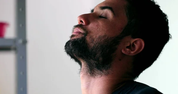 Homem Hispânico Pensativo Fechar Olhos Respirar Fundo Pessoa Dúvida — Fotografia de Stock