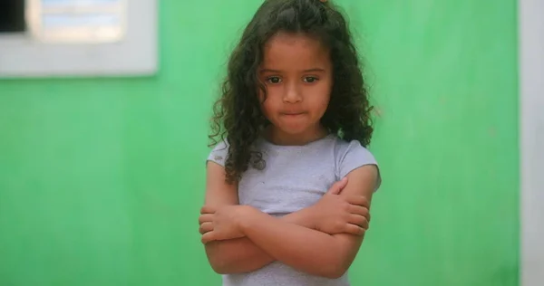 Niña Hispana Pensativa Niña Con Los Brazos Cruzados Pensando — Foto de Stock