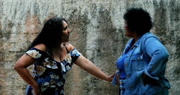 Twee Latina Vrouwen Gesprek Openhartige Echte Mensen Die Roddelen — Stockfoto