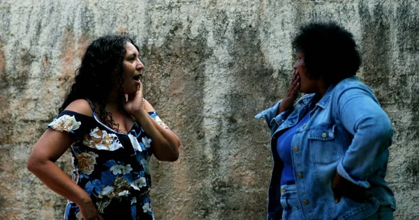 Twee Latina Vrouwen Gesprek Openhartige Echte Mensen Die Roddelen — Stockfoto