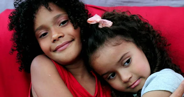 Twee Spaanse Kleine Meisjes Braziliaanse Kinderen Zusters Samen Omarmen — Stockfoto