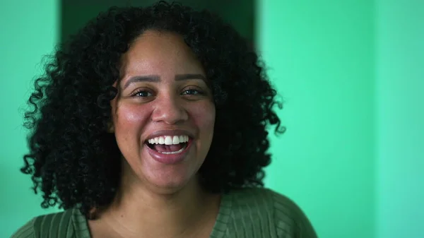 Portret Szczęśliwej Brazylijskiej Czarnej Kobiety Śmiejącej Się Przed Kamerą — Zdjęcie stockowe