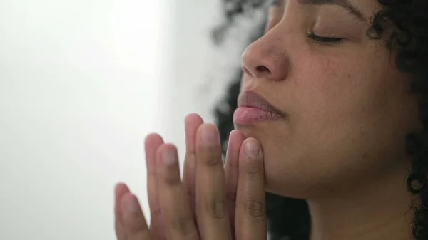 Одна Духовна Чорношкіра Жінка Стоїть Перед Молитвою Медитативна Бразильська Доросла — стокове фото