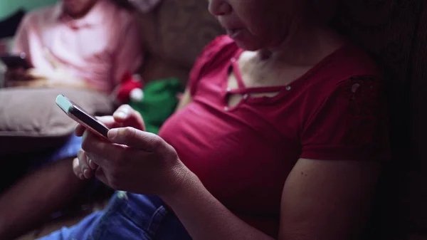 Äldre Svart Latinamerikansk Kvinna Använder Telefon Hemma Tittar Enheten Skärmen — Stockfoto