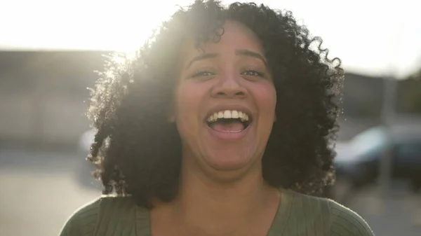 Vrolijke Afro Amerikaanse Jonge Vrouw Close Gezicht Portret Lachen Glimlachen — Stockfoto