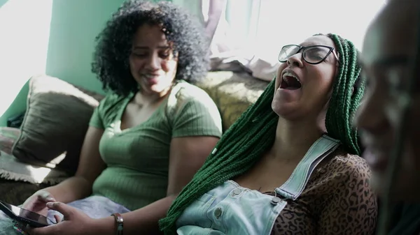 Tři Mladé Černošky Spolu Smějí Usmívají Přátelé Poflakující Doma — Stock fotografie