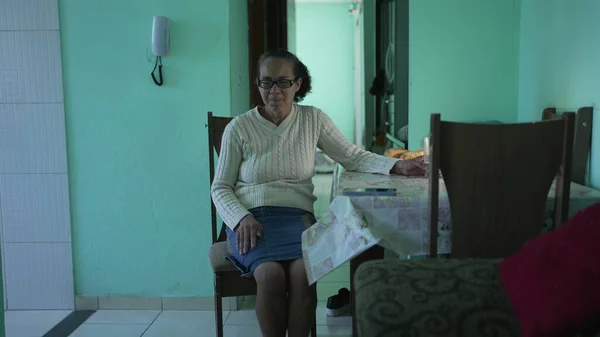 Задумчивая Черная Старшая Женщина Сидящая Дома Одна Задумчивый Латиноамериканец Пожилой — стоковое фото